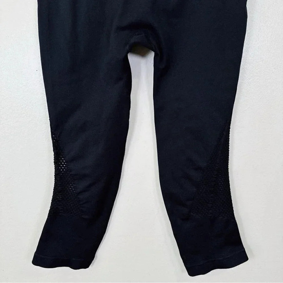 Athleta Breakthrough  Laser Cut Black Capri - Picture 14 of 15